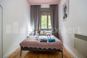 Un pat sau paturi într-o cameră la Flamingos Apartment ★ Free Parking ★ City Center ★