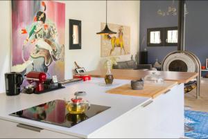 皮耶爾拉特的住宿－Chambres Doubles La Cigale，一间厨房,在房间内配有白色的台面