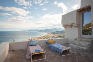 balcone con sedie e vista sull'oceano di Veretiis Home a Borgio Verezzi