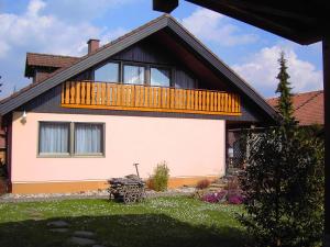 een huis met een balkon er bovenop bij Ferienwohnung Luise in Trossingen