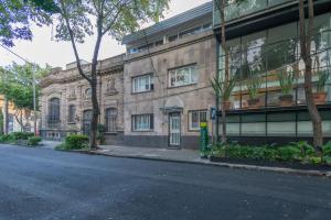 un bâtiment au bord d'une rue dans l'établissement Deluxe Loft at Colonia ROMA, à Mexico 13 autres photos