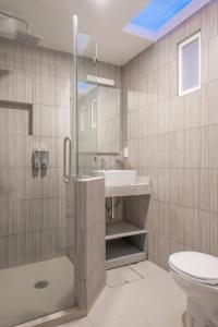 Ein Badezimmer in der Unterkunft JUUB Newly Renovated cozy Studio @ La Roma