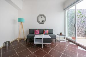 Uma área de estar em JUUB Newly Renovated cozy Studio @ La Roma