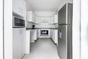 A cozinha ou cozinha compacta de JUUB Newly Renovated cozy Studio @ La Roma