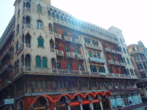 ein hohes Gebäude mit vielen Fenstern in der Unterkunft Fouad Hotel in Alexandria