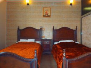 アレクサンドリアにあるFouad Hotelのベッドが2つある部屋にベッドが2つあります sidx sidx sidx sidx