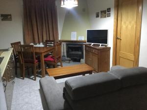 A television and/or entertainment centre at Alojamientos Rurales Cuatro Estaciones