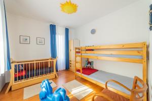 מיטה או מיטות קומותיים בחדר ב-Kamilla Villa