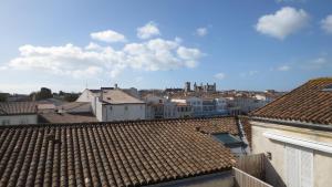 uma vista para uma cidade a partir dos telhados dos edifícios em La terrasse sur les toits em Saint-Martin-de-Ré