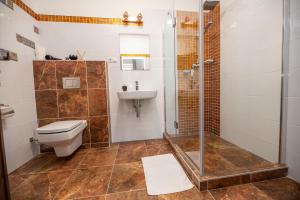 Koupelna v ubytování In Spirit, hotel v Rožnovském pivovaru - Pivní Lázně, Wellness & Čokoládovna