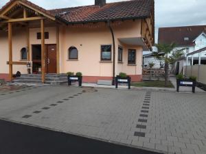 uma casa com uma entrada de tijolos em frente em Ferienwohnung Glückskinder em Rust