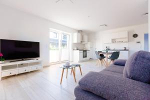 a living room with a couch and a tv at Weserrobbe in Bremerhaven
