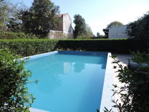 una gran piscina azul en un patio en Cerros de Salta en Salta