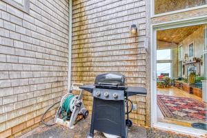 a grill sitting on the side of a house at Sanderling in Oceanside