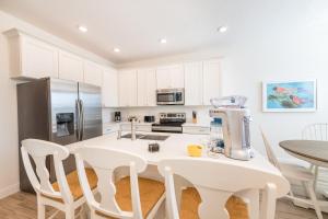 Blue Oasis Cottage With Private Pool Near Disney And Margaritaville Resort & Island H20 Access - 7968Sh في كيسيمي: مطبخ مع طاولة عليها صانع قهوة