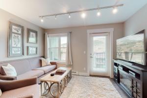 a living room with a couch and a tv at Mountain Getaway in Crested Butte