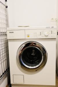 a dryer with a washing machine in a room at Klimatisiertes Loft im Herzen von Deidesheim in Deidesheim