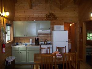 Kitchen o kitchenette sa Box Canyon Cabins