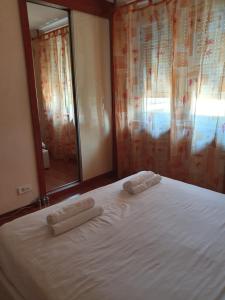 1 dormitorio con 1 cama con 2 toallas en Petrov Apartment in Downtown - City Center 70m2, en Skopje