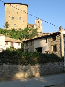 a building with a large castle in the background at Casa Rural Las Lezas in Biel