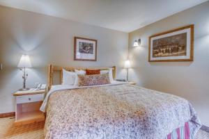 sypialnia z dużym łóżkiem i 2 lampami w obiekcie Icicle Village Resort 402: Juniper Studio w mieście Leavenworth