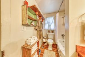 Gallery image of Cosmos Cottage in Fredericksburg