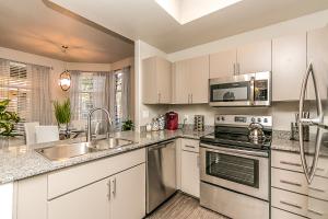 Kitchen o kitchenette sa TPC Golf, Shopping & Dining 3 miles with Parking -1064