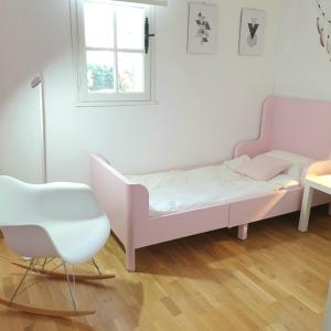 ein kleines Schlafzimmer mit einem Bett und einem Stuhl in der Unterkunft Bastide Philomen in Pérols