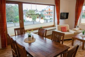 sala de estar con mesa, sillas y sofá en Haus-Meeresglueck-Wohnung-Seeloewe en Dahme