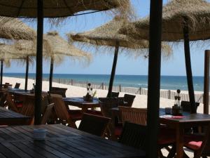 Algarve Praia Verde tesisinde bir restoran veya yemek mekanı