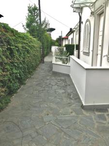 uma passagem de pedra em frente a um edifício em Villetta Beatrice Versilia - Forte dei Marmi em Marina di Pietrasanta