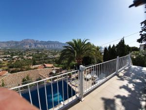 een uitzicht vanaf het balkon van een villa bij Haus mit Pool und Meerblick Altea in Altea