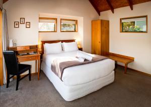 Säng eller sängar i ett rum på Te Wanaka Lodge