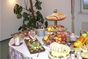 uma mesa com muitos tipos diferentes de comida em GreenLine Hotel Hellfeld em Neubrandenburg