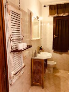une salle de bain avec un lavabo et des toilettes dans l'établissement B&B Le Quattro Stagioni, à La Maddalena