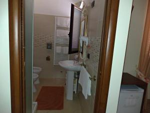 a bathroom with a sink and a toilet at Antica casa Scardone in Piedimonte San Germano