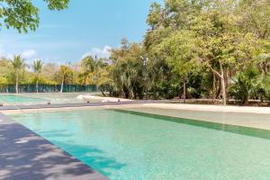 Bazén v ubytování Condo Jade E 304 Condo nebo v jeho okolí