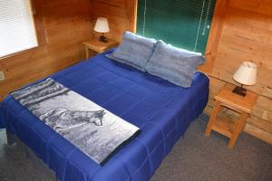 A bed or beds in a room at Box Canyon Cabins