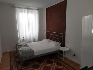 una piccola camera con letto e finestra di Brera a Milano