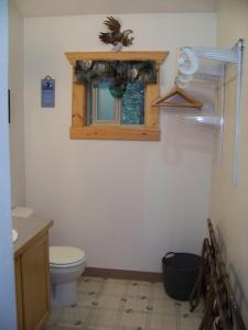 A bathroom at Box Canyon Cabins