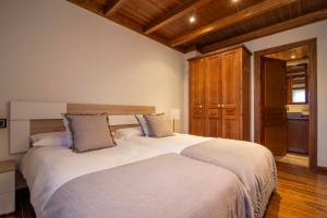 巴奎伊拉－貝萊特的住宿－ADELAIDA de Alma de Nieve，卧室配有一张白色大床