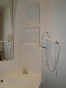 A bathroom at Hotel Talencia