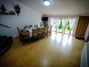 a dining room with a table and chairs in a room at Casa la munte in Bilbor