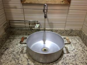 un lavabo de metal grande en una encimera en el baño en Fazenda San Francisco, en Pôrto