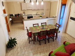 - une cuisine et une salle à manger avec une table et des chaises dans l'établissement La Cittadella apartement, à Contursi