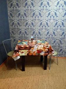ノヴォクズネツクにあるсекция римского типаのテーブル(食器プレート付)