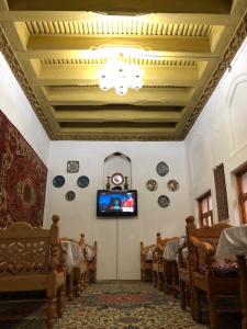 Old Bukhara Boutique的电视和/或娱乐中心