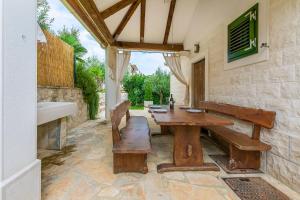 Fotografie z fotogalerie ubytování Villa Holiday home Zvecanje v destinaci Zvečanje