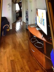 home stay في فيكتوريا: غرفة معيشة مع مكتب عليه كمبيوتر