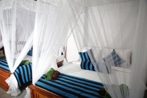 - une chambre avec 2 lits et des rideaux blancs dans l'établissement River Forest Nest, à Ella